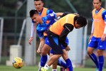 HLV Hữu Thắng làm hậu vệ, đội thủng lưới 5 bàn