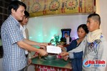 Báo Hà Tĩnh trao quà của nhà từ thiện cho gia đình có nạn nhân đuối nước