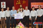VNPT và TP Thanh Hóa trao tiền hỗ trợ đồng bào lũ lụt Hà Tĩnh