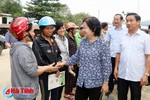 Nguyên Phó Chủ tịch nước Trương Mỹ Hoa thăm bà con vùng lũ Hà Tĩnh