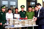 Phá vụ án 2 người Lào chở 60 bánh cần sa sang Việt Nam tiêu thụ