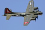 Hình ảnh Pháo đài bay B-17G “Thunderbird” 13 súng máy giữa trời xanh