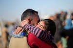 Những cuộc trùng phùng đẫm nước mắt bên ngoài thành trì Mosul