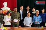 Trao tặng 25 sổ tiết kiệm cho người nghèo Vũ Quang