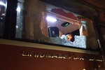 Xe chở Indonesia bị CĐV quá khích tấn công