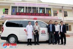 Trao tặng xe cứu thương cho Bệnh viện Đa khoa Hương Khê