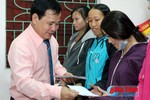 Đại học Thương mại trao 150 triệu đồng cho người dân vùng lũ Vũ Quang