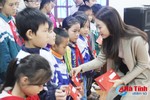 Hoa hậu Đỗ Mỹ Linh trao học bổng cho học sinh Hà Tĩnh