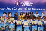 Vinamilk và Quỹ sữa vươn cao Việt Nam: Trao tặng 111.000 ly sữa cho hơn 1.200 trẻ em tỉnh An Giang