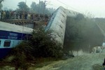 Tai nạn tàu hỏa nghiêm trọng ở Ấn Độ, gần 70 người thương vong