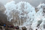 Vẻ đẹp ngoạn mục của thác nước đóng băng trong giá lạnh