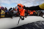 [Photo] Khoảnh khắc giải cứu hàng trăm người di cư lênh đênh trên Địa Trung Hải