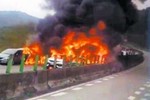 Trung Quốc: Xe bồn cán nát 17 ô tô đang dừng, cháy lửa ngút trời