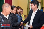 Báo điện tử Đảng Cộng sản trao quà cho gia đình chính sách, hộ nghèo