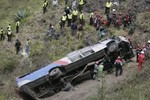 Xe buýt trường học đâm vào xe khách, 19 người thiệt mạng