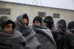 [Photo] Người tị nạn co ro trong rét -20oC ở biên giới Serbia-Hungary