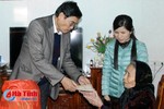 Chủ tịch UBMTTQ tỉnh tặng quà Tết người có công huyện Vũ Quang