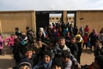 [Photo] IS tháo chạy, trẻ em Syria quay trở lại trường