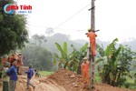 Tuổi trẻ Điện lực Hà Tĩnh tham gia giúp dân di dời gần 9.200 cột điện