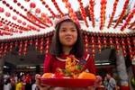 Người dân châu Á nườm nượp đi lễ chùa ngày mùng 1 Tết
