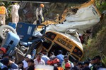 Xe tải đâm xe buýt ở Honduras, 50 người thương vong