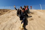 [Photo] Ấm lòng cảnh trẻ em Iraq vô tư chơi đùa bên trong trại tị nạn