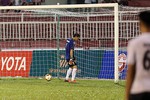 Phản đối trọng tài, cầu thủ Long An đứng im để TP HCM ghi ba bàn