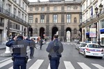 Pháp bắt giữ 3 nghi can lên kế hoạch tấn công khủng bố