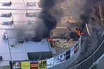 Máy bay rơi trúng trung tâm thương mại ở Úc