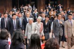 Hàng trăm người dân chào đón Nhật hoàng và Hoàng hậu đến thăm Văn Miếu