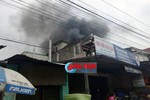 TP Hà Tĩnh: Đốt rác, lửa bùng to suýt cháy cả khu phố