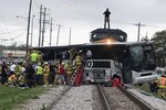Tàu hỏa đâm xe buýt khiến 4 người chết ở Mississippi