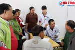 Khám, cấp thuốc miễn phí cho 350 người dân làng Hữu nghị Việt - Lào