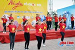 Gần 500 sinh viên Đại học Hà Tĩnh trình diễn dân vũ