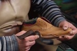 [VIDEO] Cận cảnh quy trình sản xuất giày thủ công