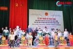 Tổ chức Việt Nam - Outreach trao quà cho trẻ em nghèo Vũ Quang