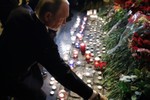 [Photo] Hoa tươi và nến tưởng niệm nạn nhân vụ đánh bom tàu điện ngầm ở Nga