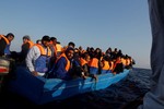 Giải cứu 1.350 người di cư trên Địa Trung Hải