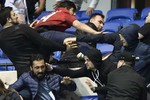 CĐV đánh nhau kinh hoàng, trận Lyon - Besiktas bị hoãn 46 phút