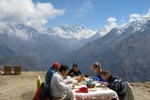 Bữa sáng xa xỉ trên đỉnh Everest cho khách nhà giàu