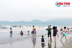 Mới đầu mùa, biển Thạch Bằng đã dập dìu du khách
