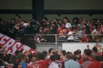 [VIDEO] CĐV Bayern choảng nhau với cảnh sát trên sân Bernabeu