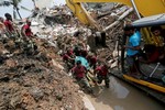 Hiện trường vụ sập núi rác khiến 29 người thiệt mạng ở Sri Lanka