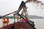 Bắt xà lan khai thác cát trái phép trên sông Ngàn Sâu