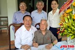 Nguyên Bí thư Tỉnh ủy Nguyễn Tiến Chương nhận Huy hiệu 70 năm tuổi Đảng