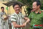 Hà Tĩnh: Trao quyết định giảm án cho 10 phạm nhân cải tạo tốt