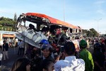 Tai nạn kinh hoàng: Xe tải đấu đầu xe khách, 10 người tử vong tại chỗ