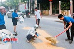 Nhóm bạn trẻ giúp người gặp nạn gom lúa rơi đổ giữa đường