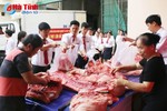 Agribank Hà Tĩnh mua thịt lợn ủng hộ người dân