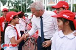 AIA Việt Nam trao tặng 280 suất quà cho trẻ em nghèo Hà Tĩnh
